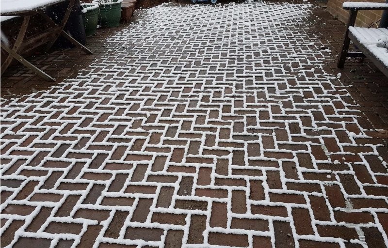 4. Снег осел только на контуры плитки на дорожке