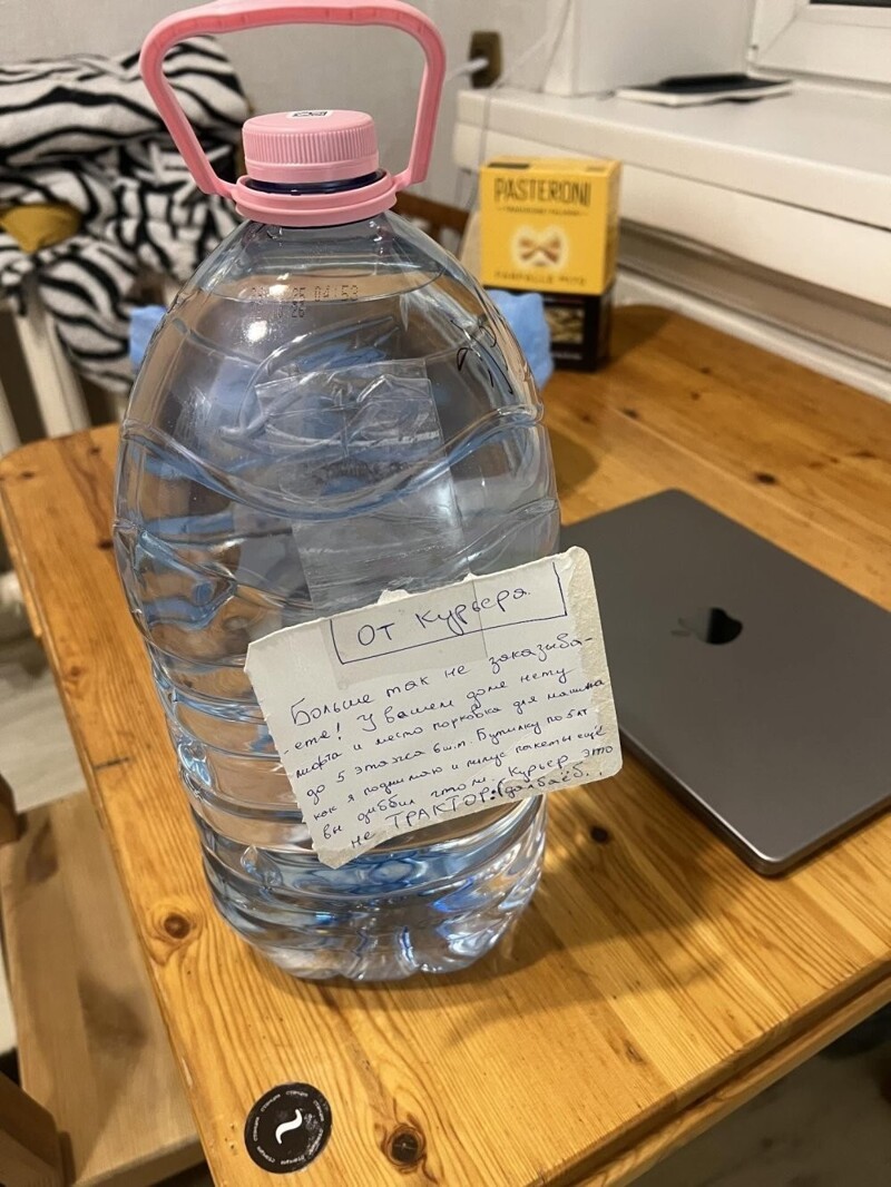 "Курьер это не трактор": записка клиентам от доставщика еды