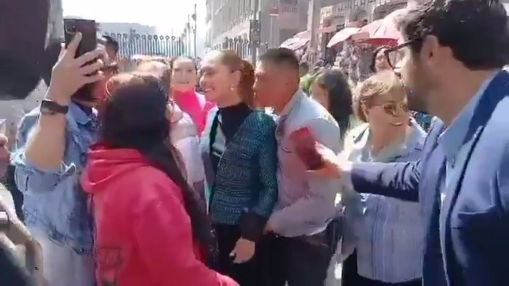 Пьяный мужчина облапал президента Мексики