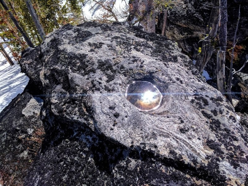 5. Отражение солнца в луже похоже на чёрную космическую дыру