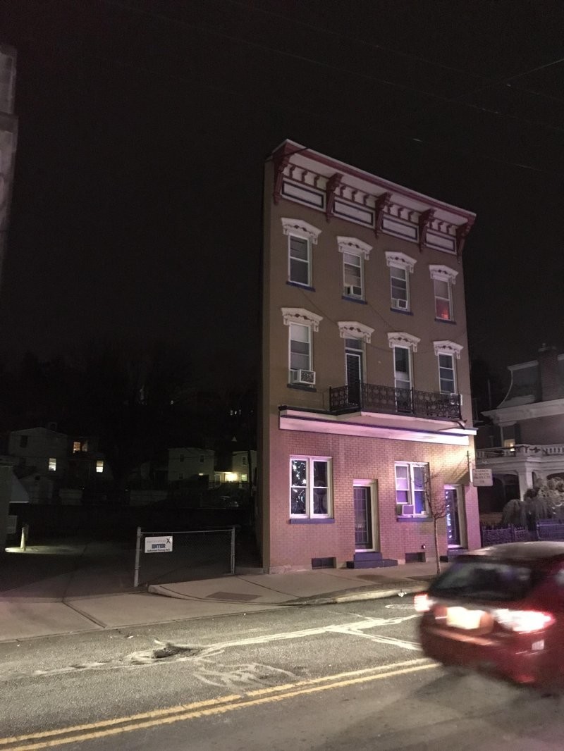 12. Если фасад здесь, то где всё остальное здание?