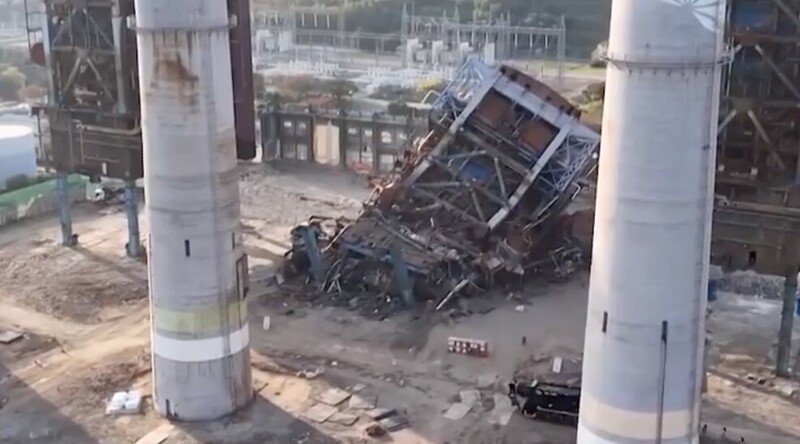 В Южной Корее обрушилась 60-метровая башня ТЭЦ