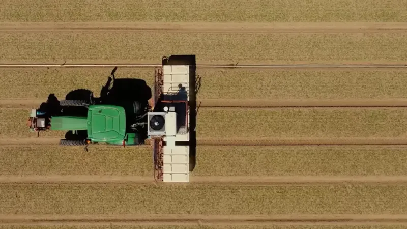 Умная сельскохозяйственная машина выжигает сорняки лазерами