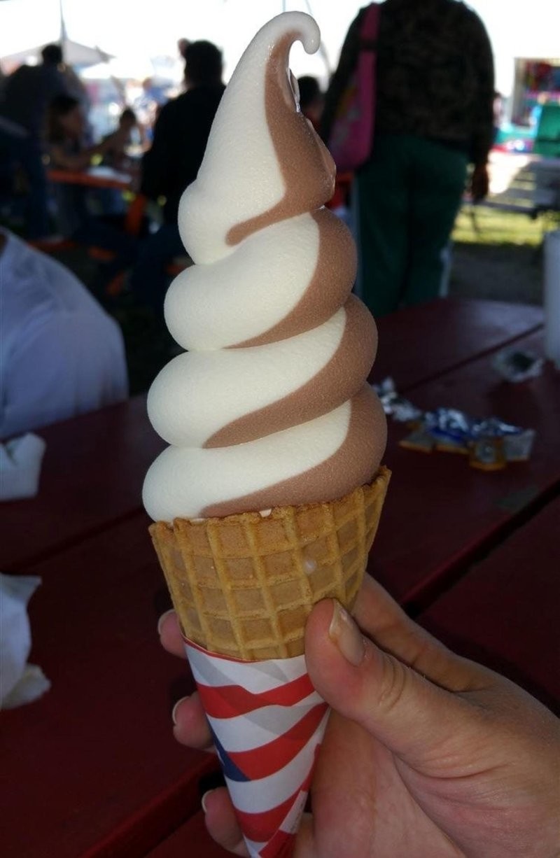 2.  Рожок жаль есть, хочется любоваться им вечно