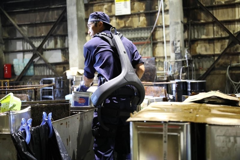 Для работяг с заводов выпустили «силовой костюм»