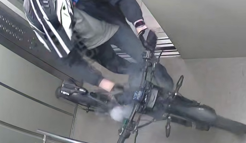 Аккумулятор электровелосипеда загорелся в лифте