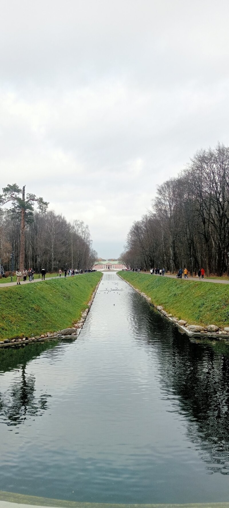 Кусковский парк, где и происходили эти события, является одним из любимейших мест отдыха москвичей и гостей столицы. С появлением загадочной утки число посетителей явно возрастёт.