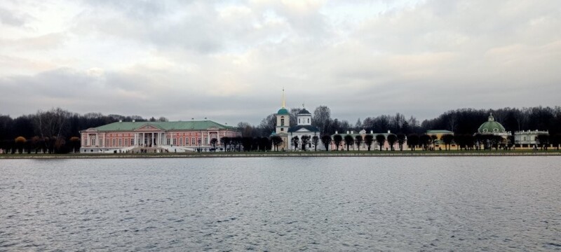 Знаменитый дворец графа Шереметьева на берегу пруда, который оберегает стая уток. Интересно, какую загадочную страничку старого замка нам удалось приоткрыть?