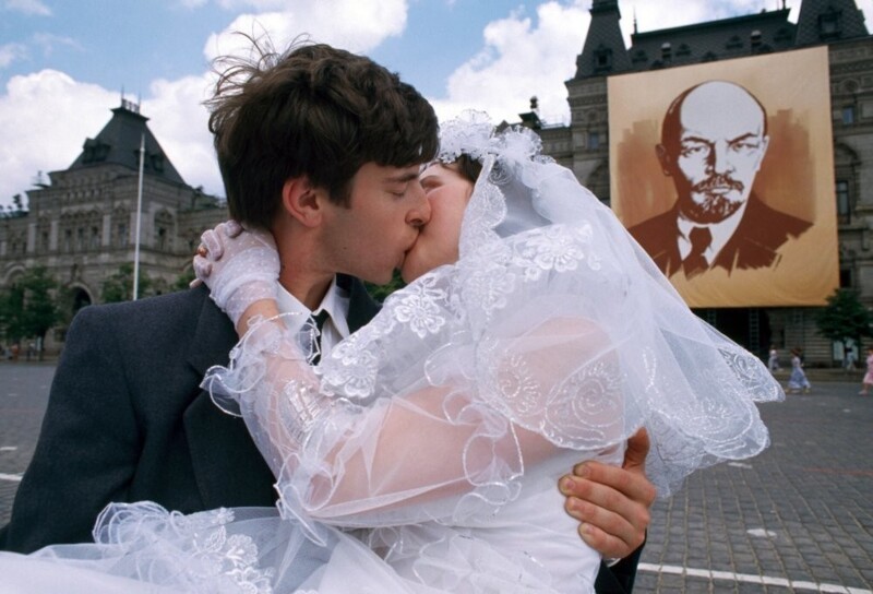 Кто-то против КПСС, а кто-то продолжает на свадьбу фотографироваться у портрета Ленина :)