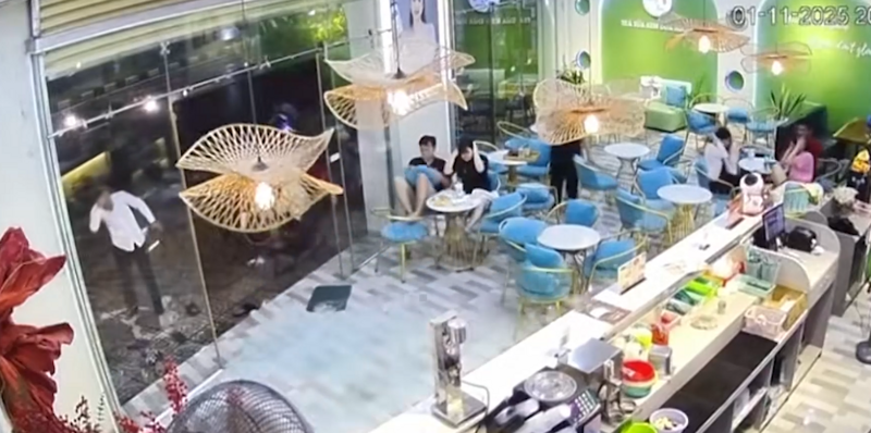 Парень  разбил стеклянную дверь кафе