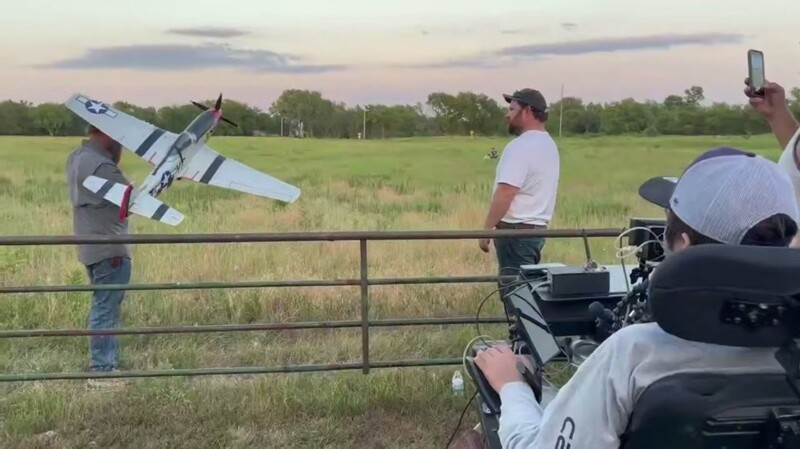Пациент с чипом Илона Маска показал, как управляет самолетиком с помощью "силы мысли"
