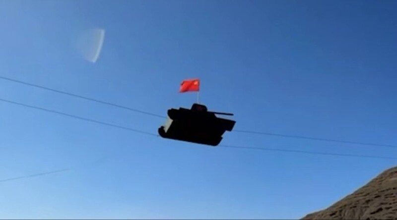 Канатоходец на "танке" перебрался по канатам с одной горы на другую