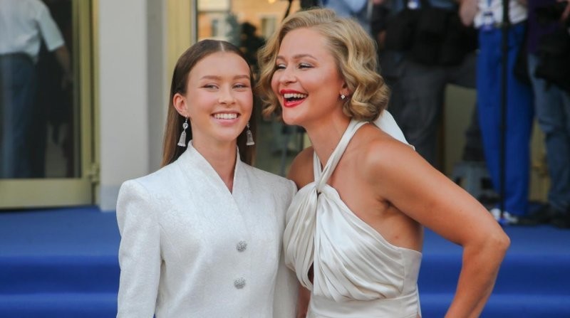 5 дочерей знаменитых родителей, демонстрирующих возрастной диссонанс