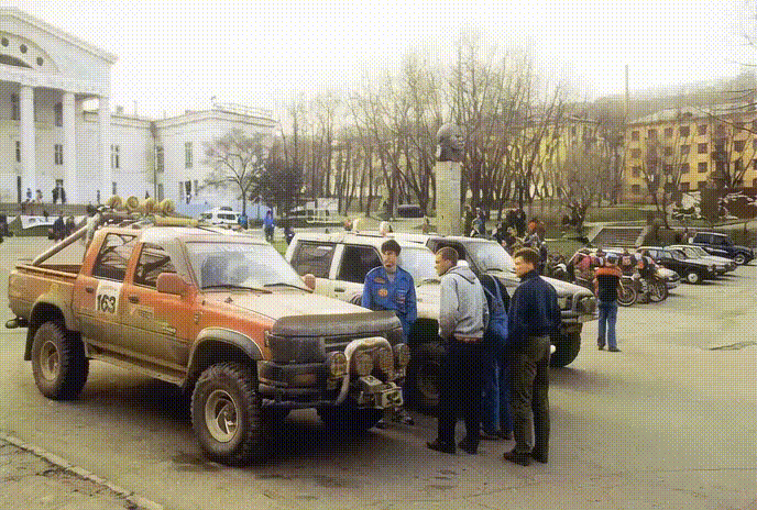 Площадь у Дворца культуры моряков, Находка. 1999 год.