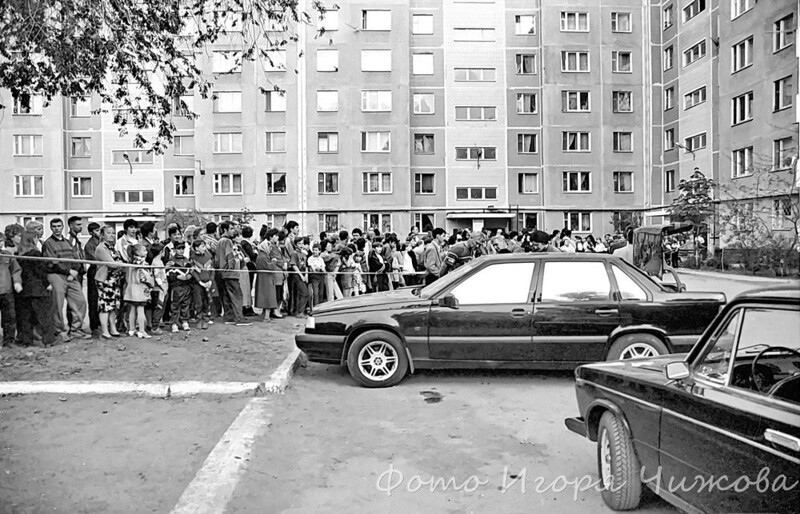 На месте убийства одного из приближённых саратовского авторитета Игоря Чикунова (Чикун, убит в 1995 году) Олега Гульбадьяна. Саратов, 21 мая 1998 года.