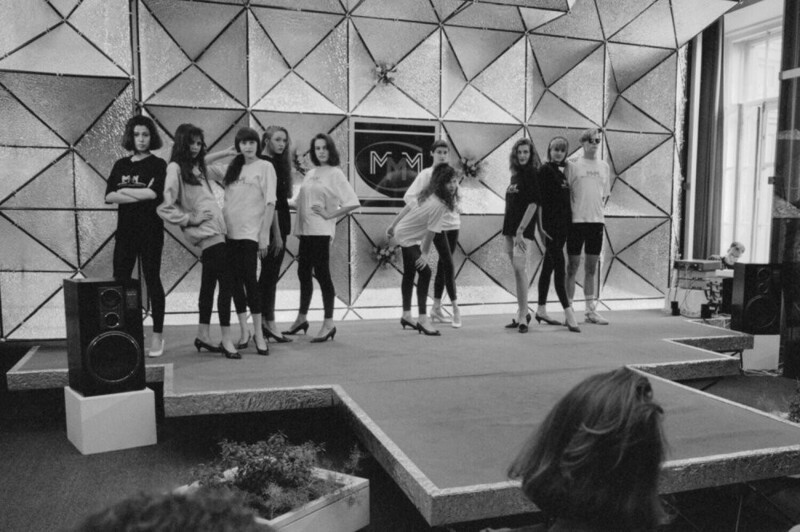 Манекенщицы во время репетиции в офисе «МММ», 1992 год.