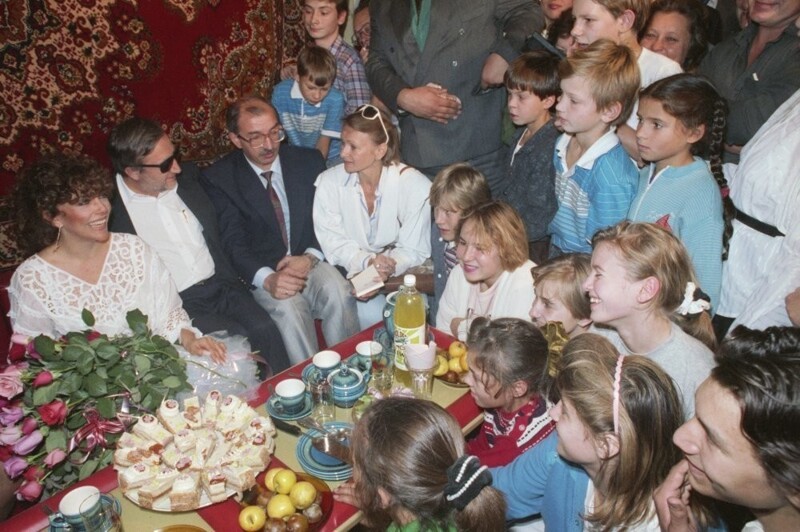 В сентябре 1992 года звезда сериала «Богатые тоже плачут» Вероника Кастро решила посетить детский дом №50 в Москве. 