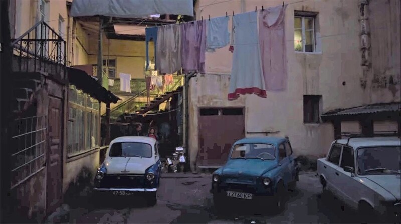 Уютный дворик на Морской улице, дом 2, буквально в 20 метрах от ялтинской набережной. Именно здесь жил мальчик Бананан из фильма.