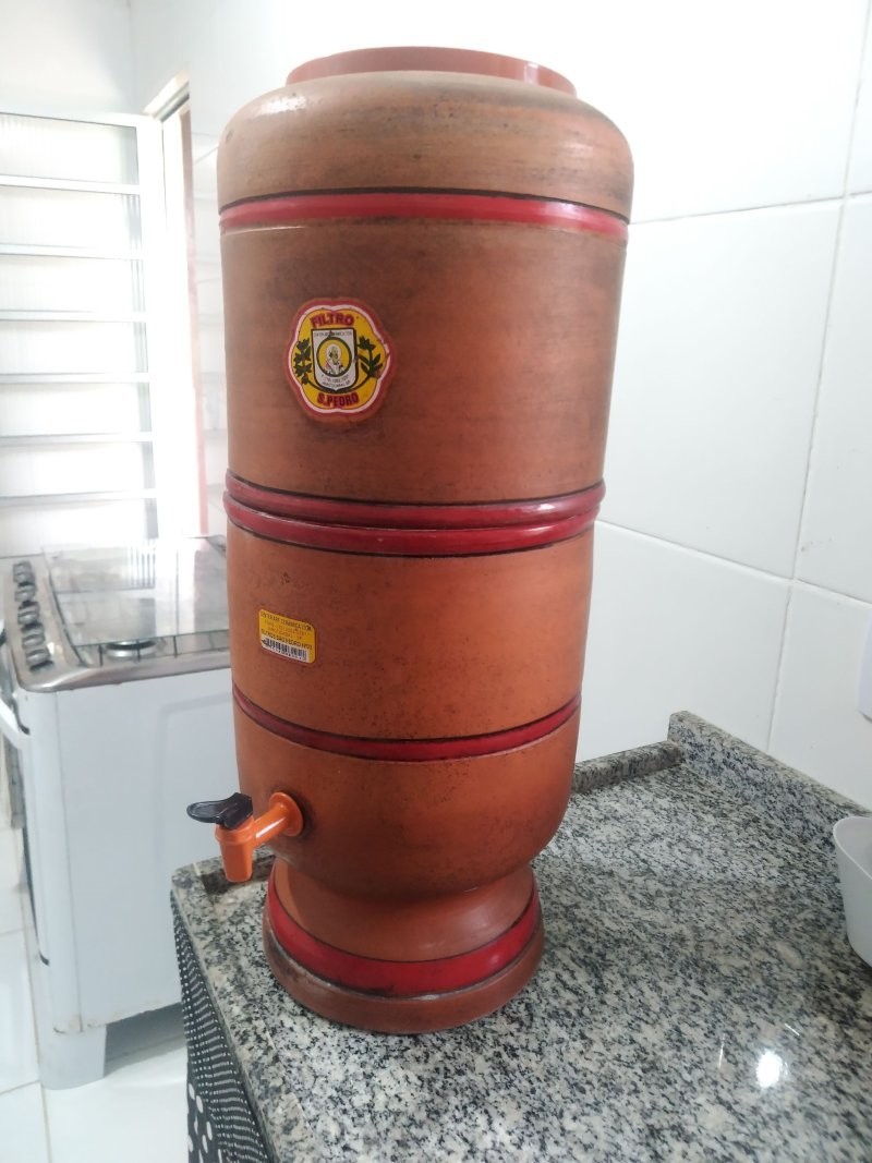 8. Большая керамическая ёмкость на подставке с краном