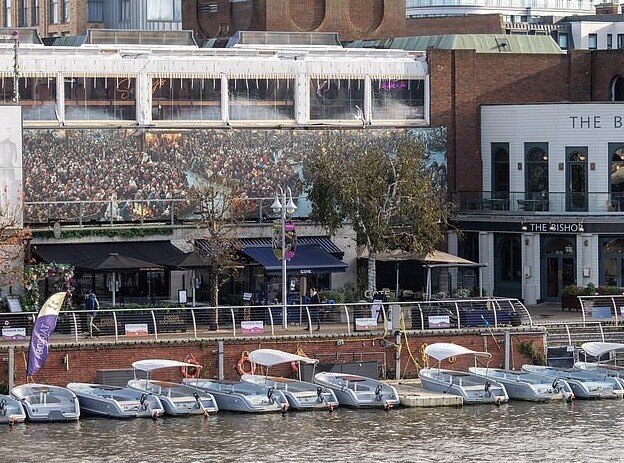 Кошмар перед Рождеством: лондонцы в ужасе от праздничного панно