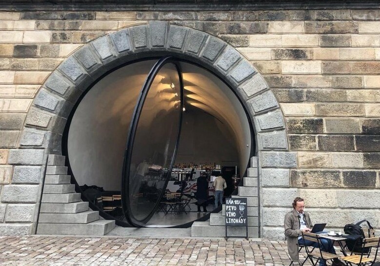 Элегантная и гигантская: дверь кофейни в Праге поражает размерами