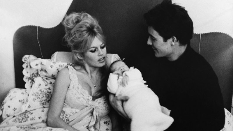 «Она любила меха, а я — свою семью»: как первая красавица Франции променяла нежеланное дитя на свободу