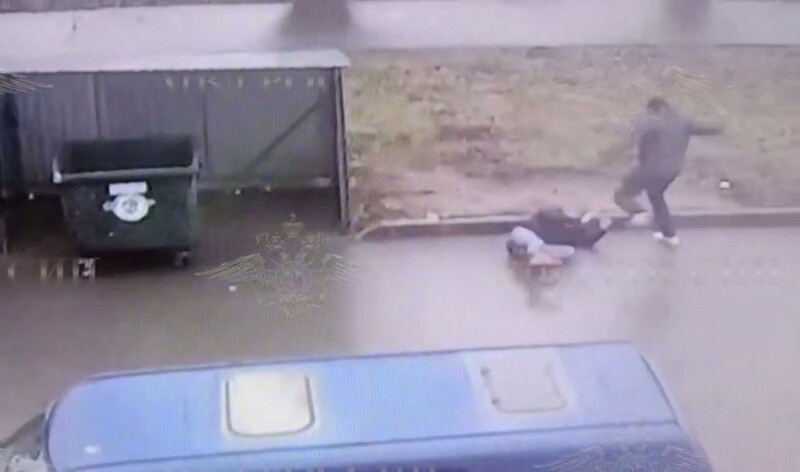 Мужчина избил знакомого и накрыл его мусорным контейнером