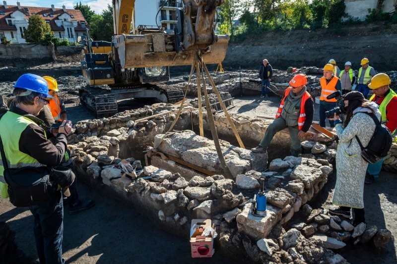 Археологи вскрыли запечатанный 1700 лет назад римский саркофаг