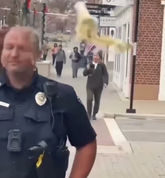 Школьница бросила в полицейского напиток и пожалела