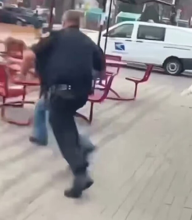 Школьница бросила в полицейского напиток и пожалела