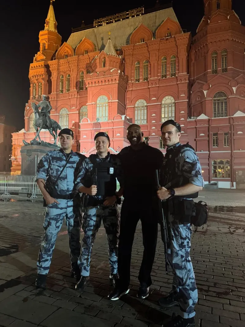 «Стрелял из РПГ и ел как король»: звезда UFC Джон Джонс похвастался приглашением в Чечню