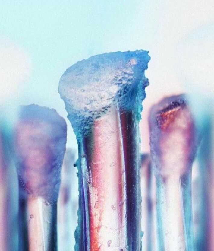 11. Щетинки зубной щётки с пастой