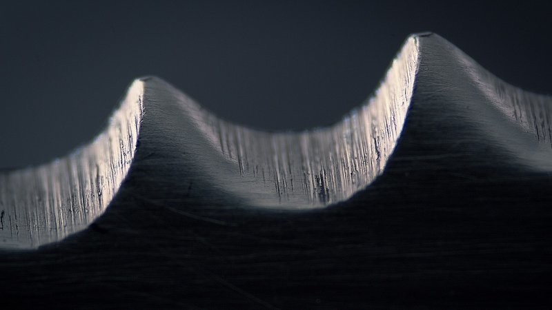 1. Зазубренный край лезвия ножа