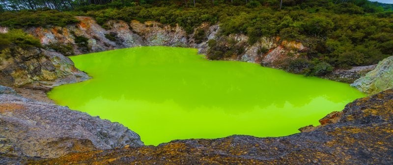 10. Бассейн «Ванна дьявола» на Северном острове Новой Зеландии напоминает краску из палитры художника