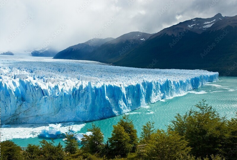 4. Ледник Перито-Морено в Аргентине является популярным туристическим направлением и питает потрясающее голубое озеро