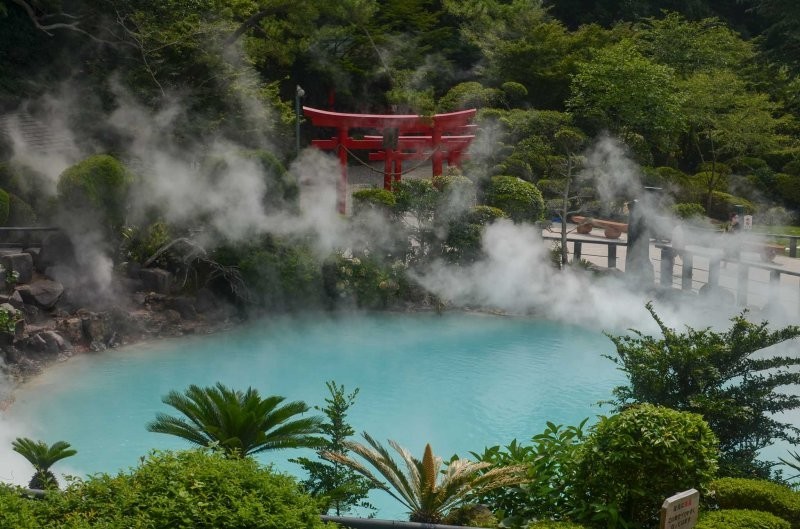 5. Ад Беппу в Японии — это серия из семи цветных геотермальных источников, где температура может достигать невероятных значений