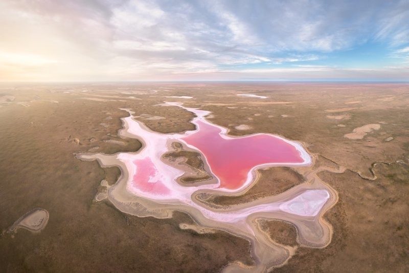 11. Меклетинское розовое озеро — солёное озеро в Калмыкии, расположенное в заповеднике «Чёрные земли». Розовый цвет воде придаёт микроскопический рачок артемия (Artemia salina)