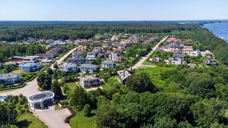 От дворца до пустого гаража: как Фролов лишился 1,6 миллиарда за один суд