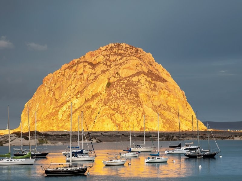 4. Остров Морро-Рок в Калифорнии на рассвете выглядит как гора золота