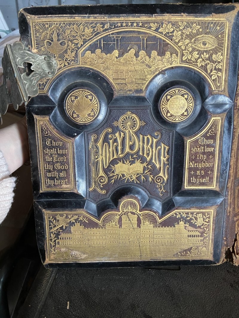 1. Библия, датированная 1881 годом, обнаружилась в гараже