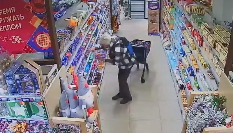 Мужчина украл 50 плиток шоколада из магазина в Мурманске