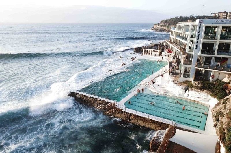 "Самое антиутопичное зрелище": женщина устроила заплыв с телефоном в руке