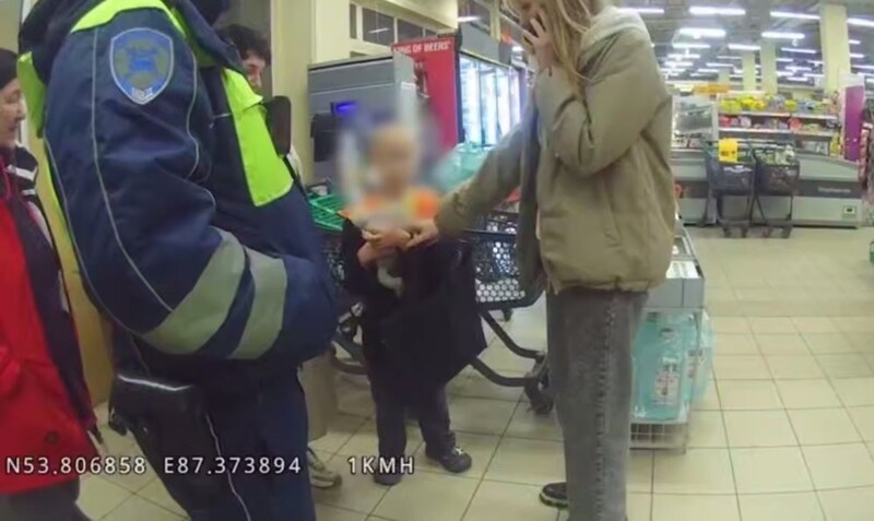 Пятилетний мальчик ушел из дома с игрушками, водой и хлебом в пластиковом контейнере