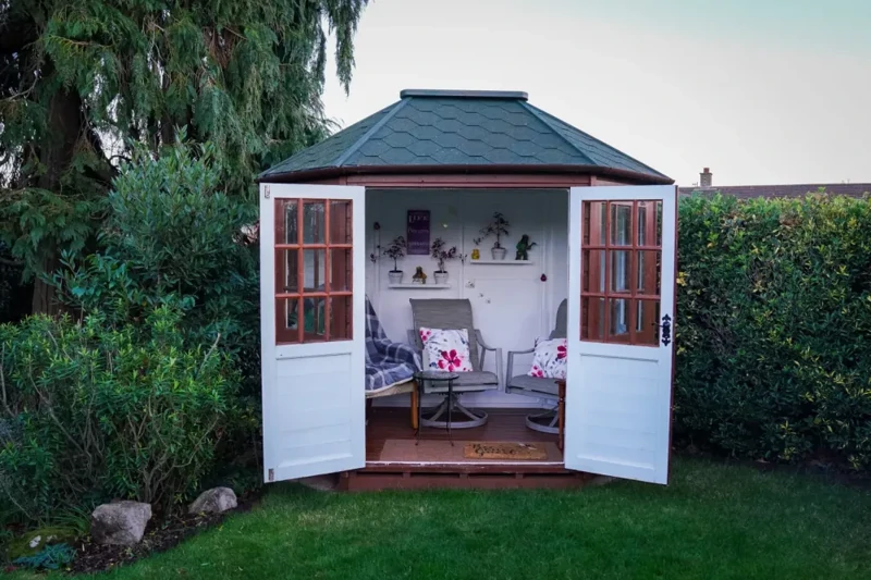 Соседи заставляют мужчину снести дом в саду, называя его работу "незаконной постройкой"