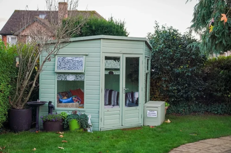 Соседи заставляют мужчину снести дом в саду, называя его работу "незаконной постройкой"