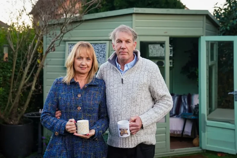 Соседи заставляют мужчину снести дом в саду, называя его работу "незаконной постройкой"