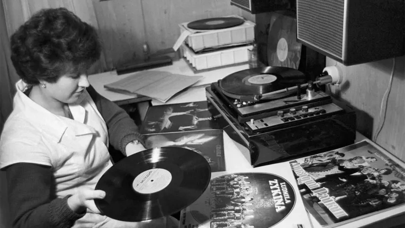 Советская фирма «Мелодия» возобновляет производство виниловых пластинок