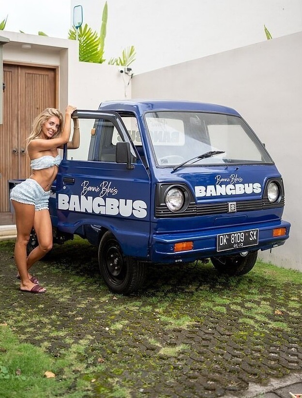 Порнозвезде, ранее переспавшей с 1057 партнерами за сутки, грозит до 15 лет тюрьмы за секс-марафон в Индонезии