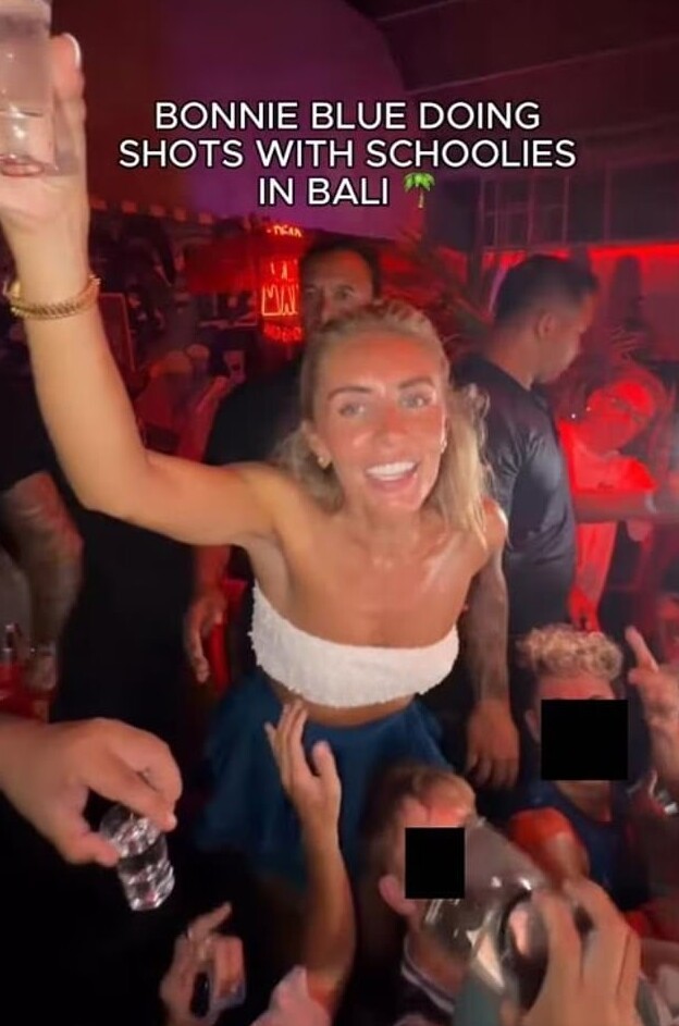 Порнозвезде, ранее переспавшей с 1057 партнерами за сутки, грозит до 15 лет тюрьмы за секс-марафон в Индонезии