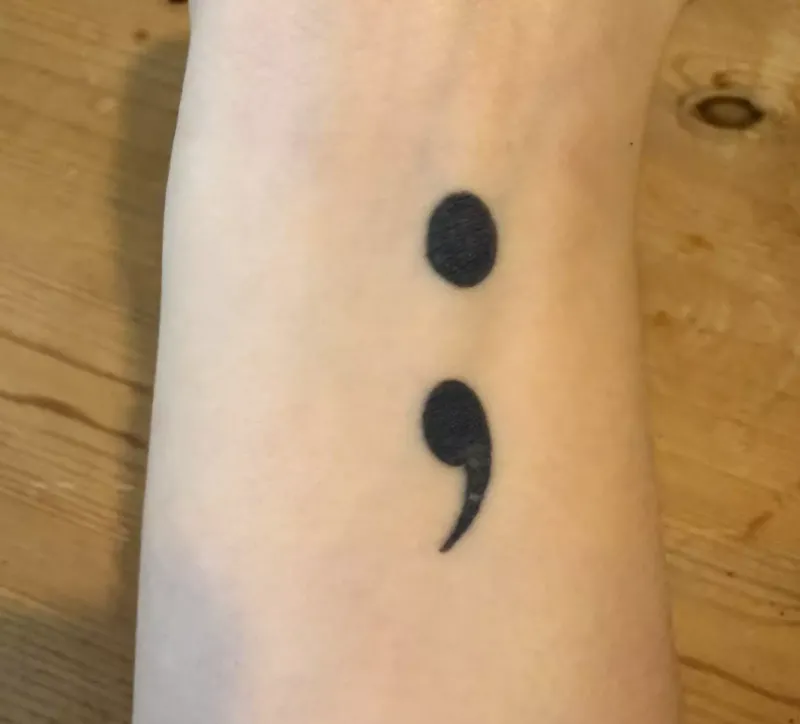 После операции девушка обнаружила татуировку с левой руки на языке